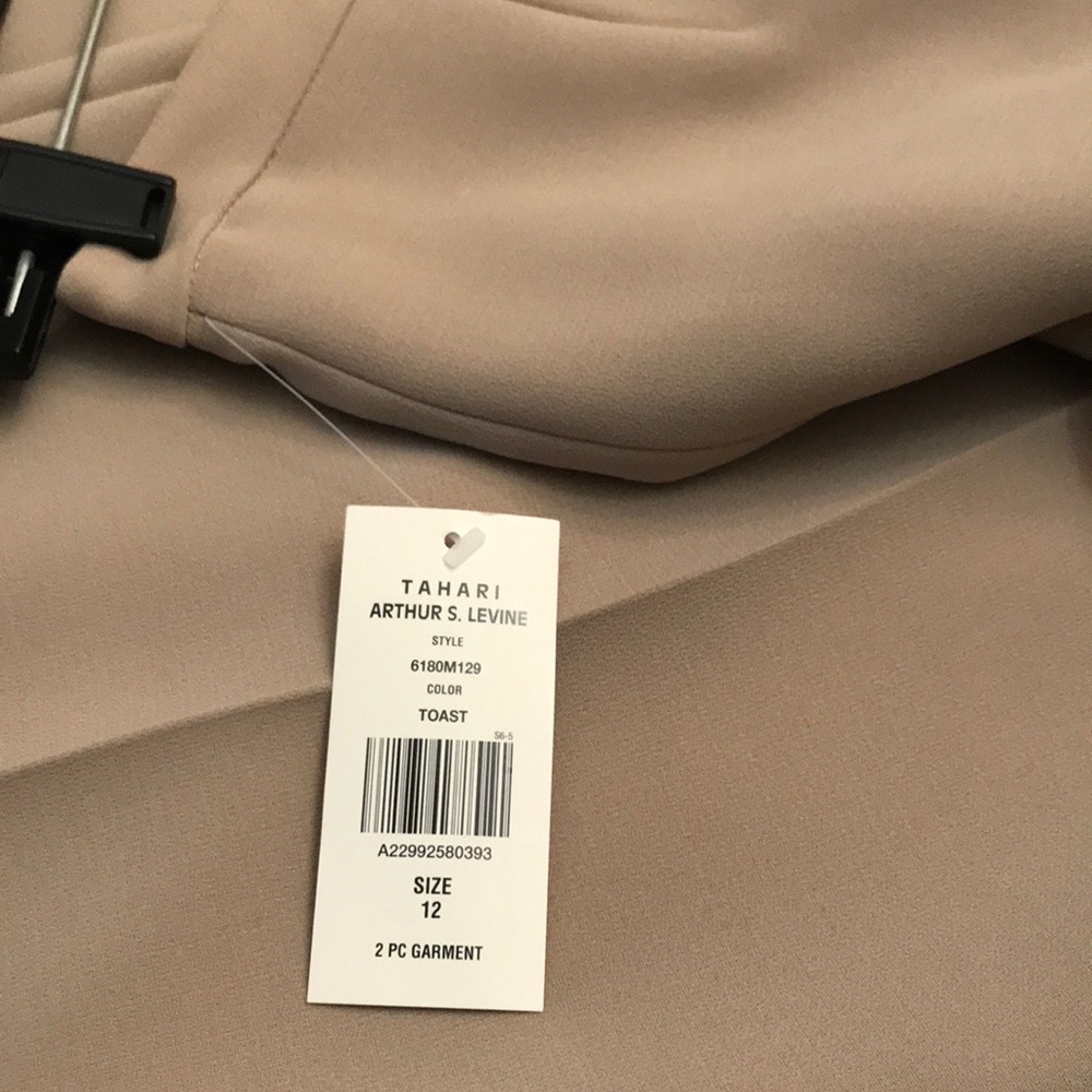 Women’s two piece business suit. - Picture 2 of 4